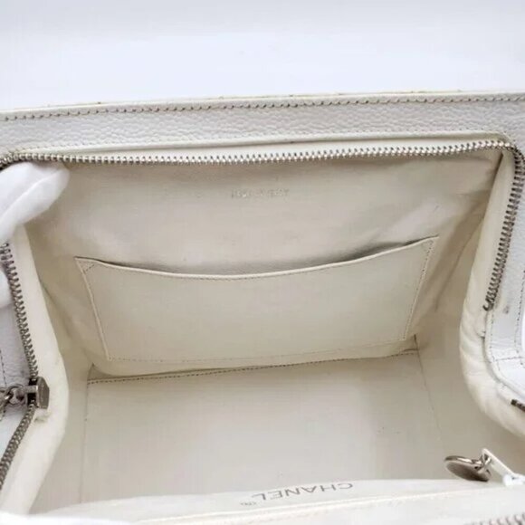 CHANEL Quilted Matelasse CC Logo Caviar Skin Chain Shoulder Bag - Picture 11 of 16